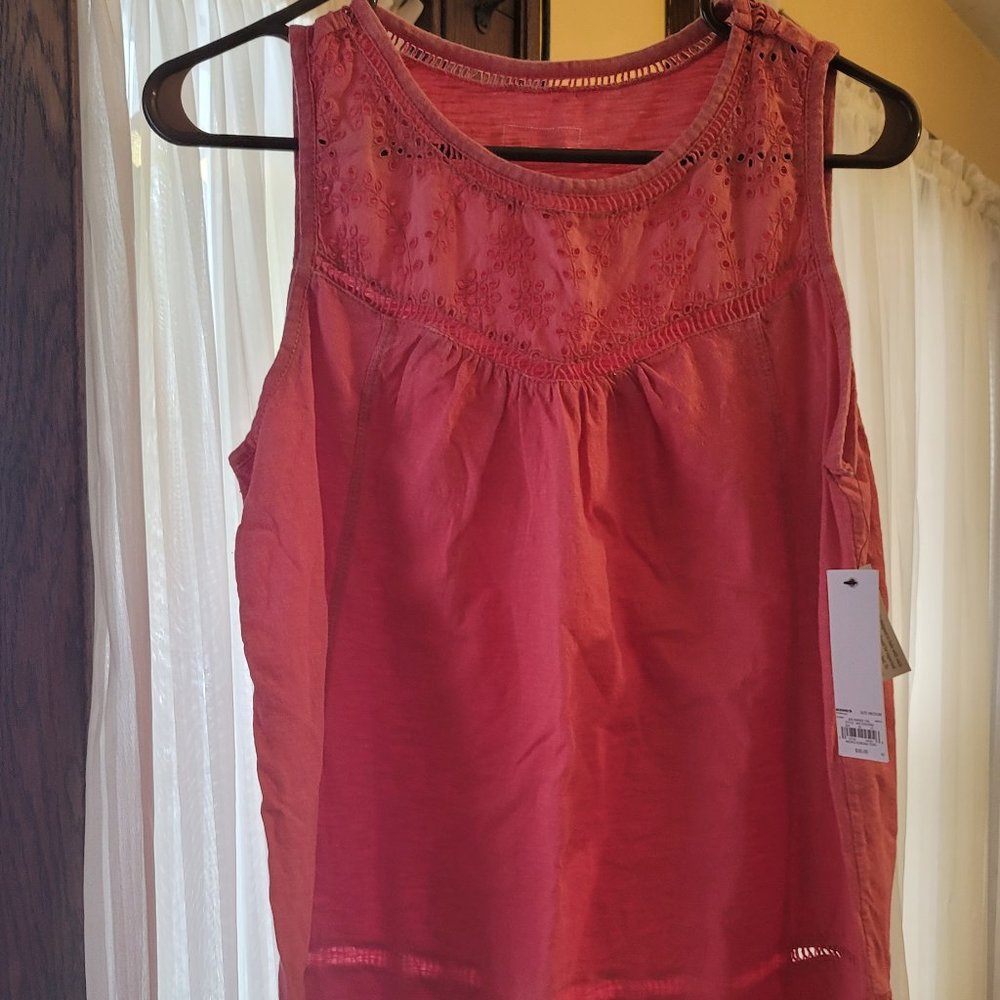 Sleeveless shirt